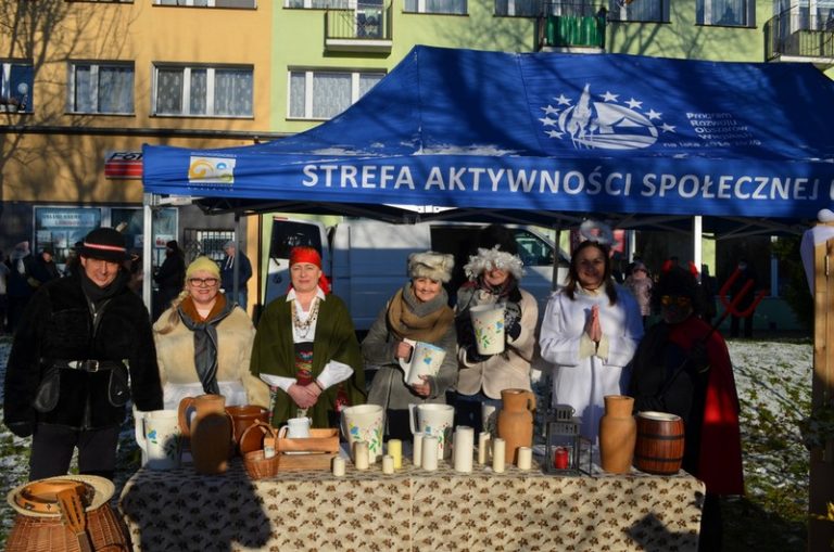 Grupa osób przebranych w stroje z ulicznych jasełek