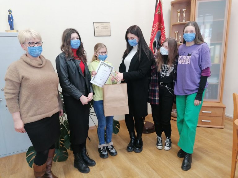 dyrektor i uczennice prezentują dyplom