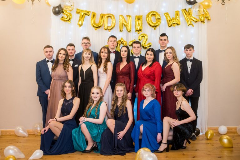 grupowe zdjęcie uczestników studniówki, nad nimi napis z balonów "studniówka 2022"