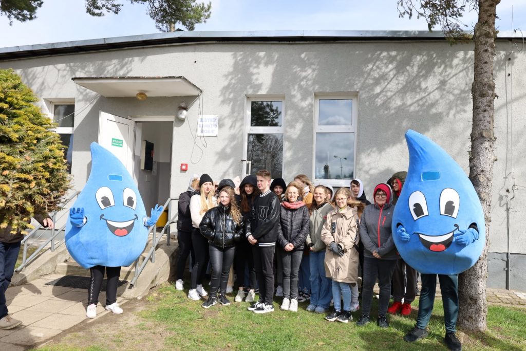 uczniowie w oczyszczalni ścieków