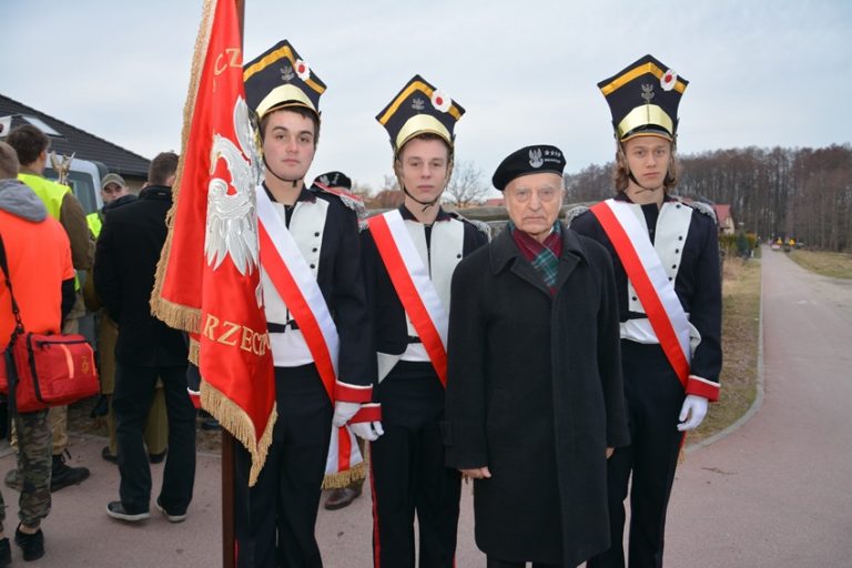 Czesław Hajduk z pocztem sztandarowym